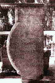 La tabula di marmo del I sec. d.C., riutilizzata come basamento di ambone, nell'esposizione del Museo Archeologico  di Efeso (da Engelmann, Knibbe, Mon. Eph., EA, 8, 1986).