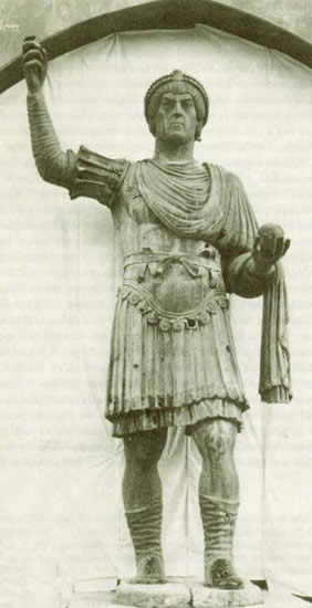 La statua del Colosso di Barletta, prima del recente restauro. E' probabile che originariamente brandisse un labaro cruciforme che poggiava al suolo.